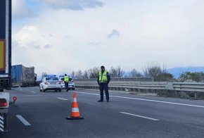 Шофьор на камион е ранен при тежка катастрофа между два тира, станала на Северната скоростна тангента на София