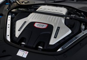 Porsche не е от компаниите, които лесно ще предадат двигателя с вътрешно горене.