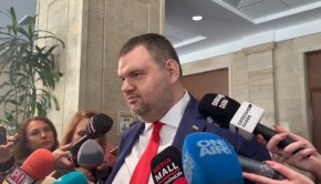 

Пеевски коментира, че всичко, което се случва в Агенция "Митници" е отговорност на финансовия министър в оставка Асен Василев.