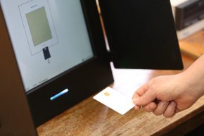 Административният съд в София отказва да върне на Централната избирателна комисия флашпаметта от машините за гласуване от местния вот през октомври миналата година в София.
