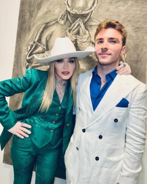Мадона, облечена в кънтри стила, налаган от наследницата й като кралица на попмузиката Бионсе, откри изложбата на своя син Роко.
