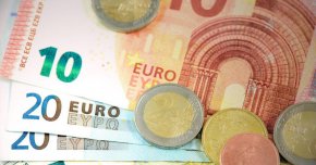 Американският долар зае първото място, като нарасна с 0,81 процентни пункта спрямо февруари, достигайки 47,37% и отбелязвайки най-високото си ниво от декември 2023 г. насам. Той беше следван от валутите евро, паунд и юан.