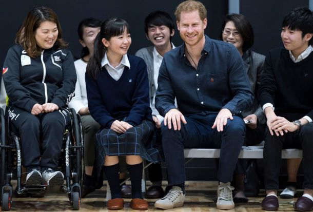 Принц Хари зарадва ученици в Япония