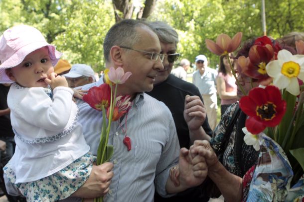 Сергей с дъщеря си на първомайски митинг