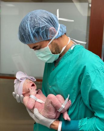Иглесиас и Курникова показаха новородената си дъщеричка