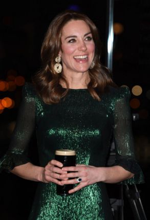 Кейт Мидълтън с блестяща рокля и тъмна бира в Ирландия 