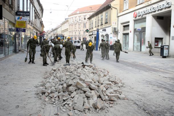 Феновете на Динамо се включиха в битката с две бедствия в Загреб