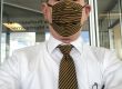 Нов тренд: Маската в тон с вратовръзката