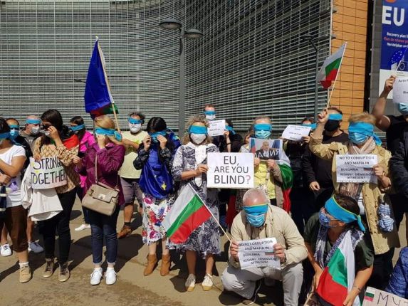 Българи в Брюксел протестираха с маски на очите