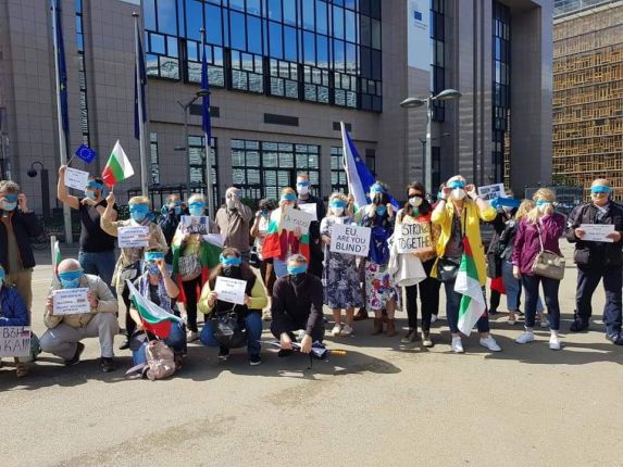 Българи в Брюксел протестираха с маски на очите