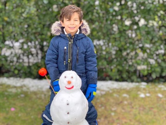 Йончева направи снежен човек с децата