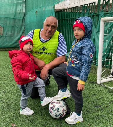 Борисов с внуците на футбол
