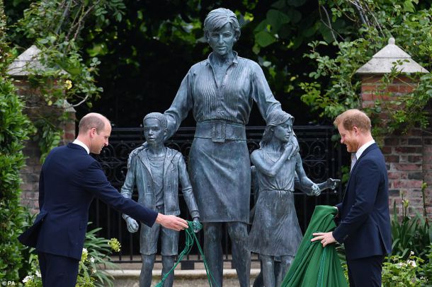   Откриха паметника на Лейди Ди в парка на Кенсингтънския дворец