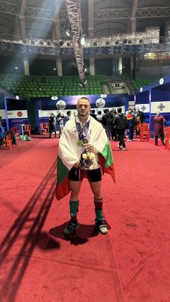  17-годишен със злато за България на световното по щанги за мъже