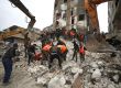  Служители на гражданската защита и силите за сигурност претърсват останките от срутените сгради в Хама, Сирия.