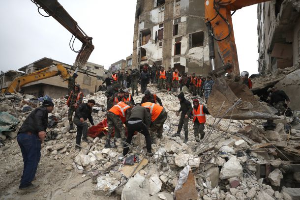 Мощно земетресение отне живота на хиляди в Турция и Сирия