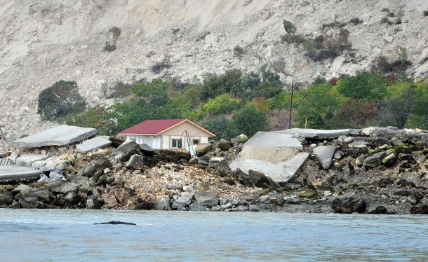 Свлачище глътна стогодишен морски фар в Кранево