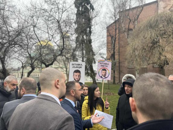 Общински съветници подкрепиха протеста срещу кмет на Бонев пред Столичната община