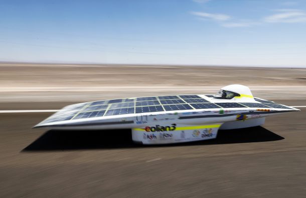 Представяне на автомобили, захранвани от слънчева енергия, в Чили