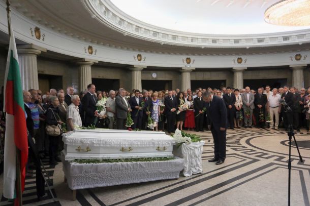 Поклонение пред тленните останки на проф. Александър Лилов