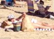 ДжейЛо на плажа с хартиено торбе