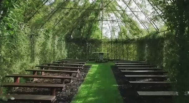 Църква изградена изцяло от природата