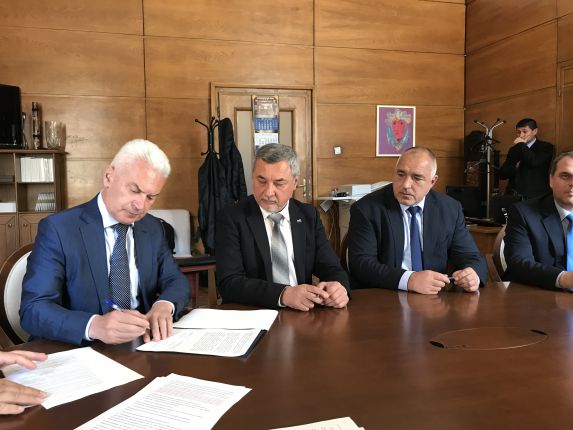   Борисов и Патриотите подписаха управленската си програма
