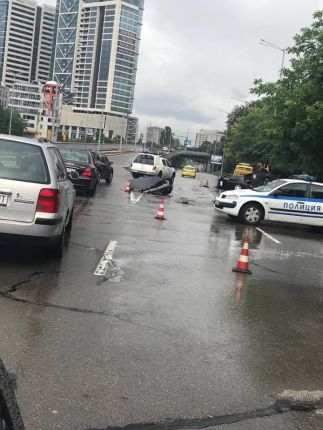 Кола се удари в стълб на бул. България в София