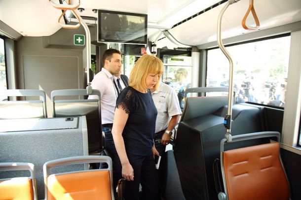   Кметът тества първия хибриден автобус на София