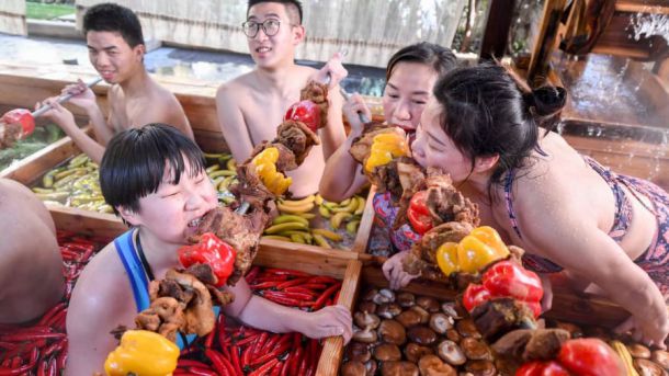     Човешки хот-пот в Китай съблазнява туристите
