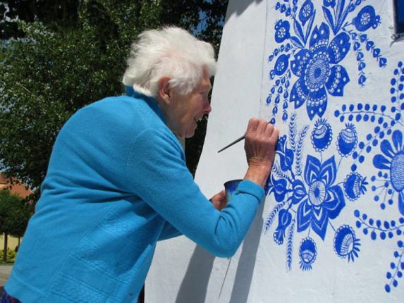   90-годишна баба превърна цяло село в арт галерия