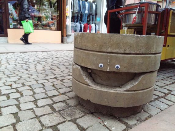 Очички по счупени улични обекти карат хората да се усмихнат