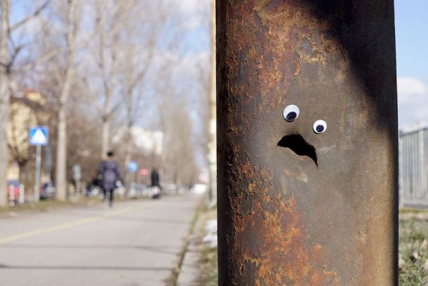 Очички по счупени улични обекти карат хората да се усмихнат