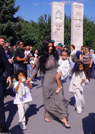 Кардашиян кръсти децата си в Армения
