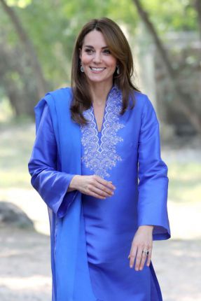 Кейт в кралско синьо от пакистанска дизайнерка