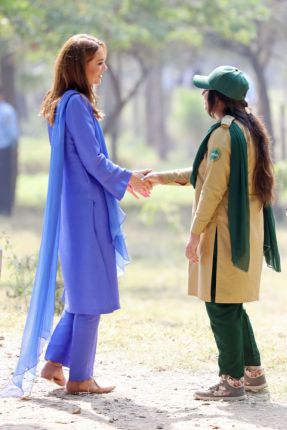 Кейт в кралско синьо от пакистанска дизайнерка