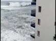   Огромни вълни отнесоха балкони в Плая де ла КруС, Тенерифе
