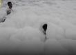Отровна бяла пяна покри индийски плаж
