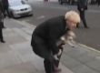   Борис Джонсън целуна кучето си пред избирателна секция в Уестминстър