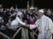 Папата плесна по ръката нахална жена