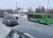 Мечка преследва мъж по улици на замръзнал град от Западен Сибир 