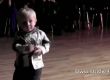 2-годишен танцува рок-енд-рол 