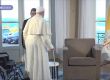 Папа Франциск изглежда ядосан, докато чака Макрон